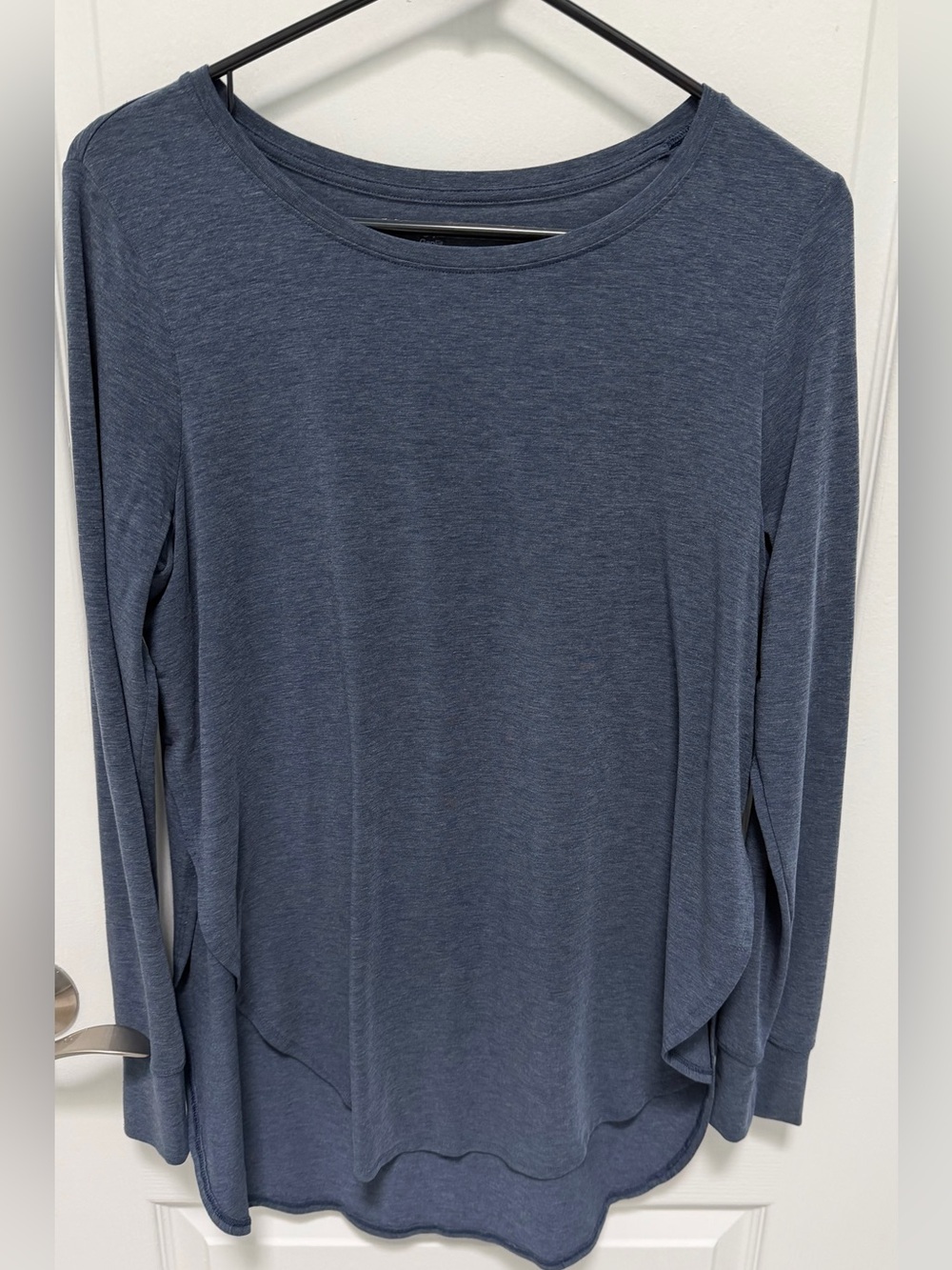 Gap Fit Women’s Long-Sleeve Scoop Neck Top - Blue, Hi- low, Size Medium